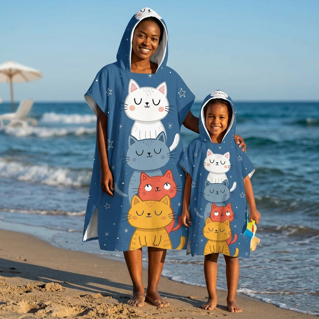 MiniCat kinderponcho met capuchon en kattenprint op het strand