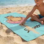 Sneldrogende Capybara Summer strandhanddoek op het strand
