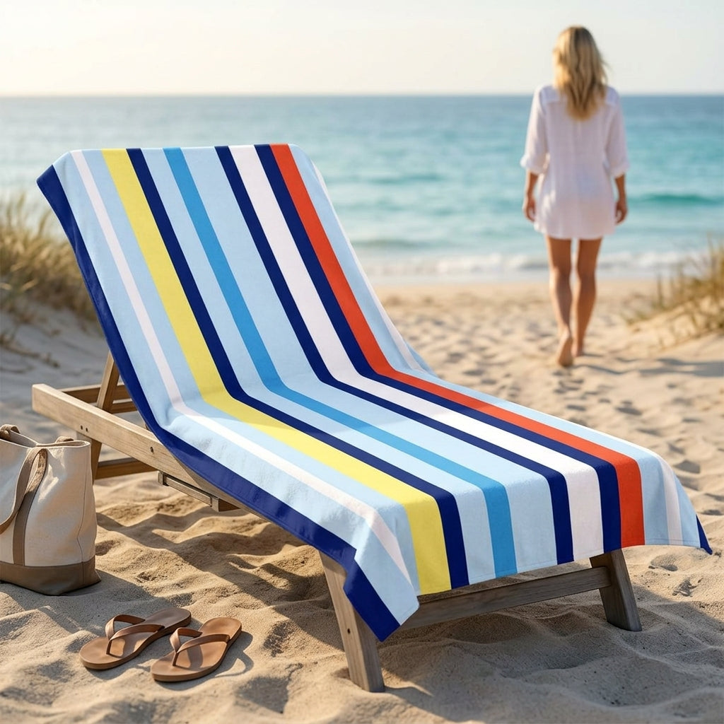 Gestreepte Riviera Stripe strandhanddoek op een ligstoel aan zee