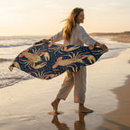 Mediterranean Marine microvezel strandhanddoek met Coastal Lobster print op het strand