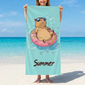 Capybara Summer microvezel strandhanddoek op het strand