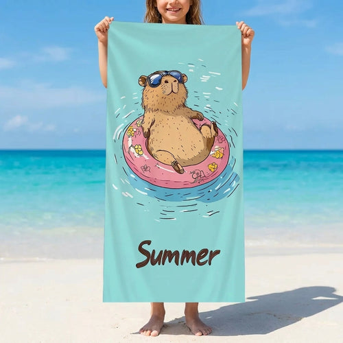 Capybara Summer microvezel strandhanddoek op het strand