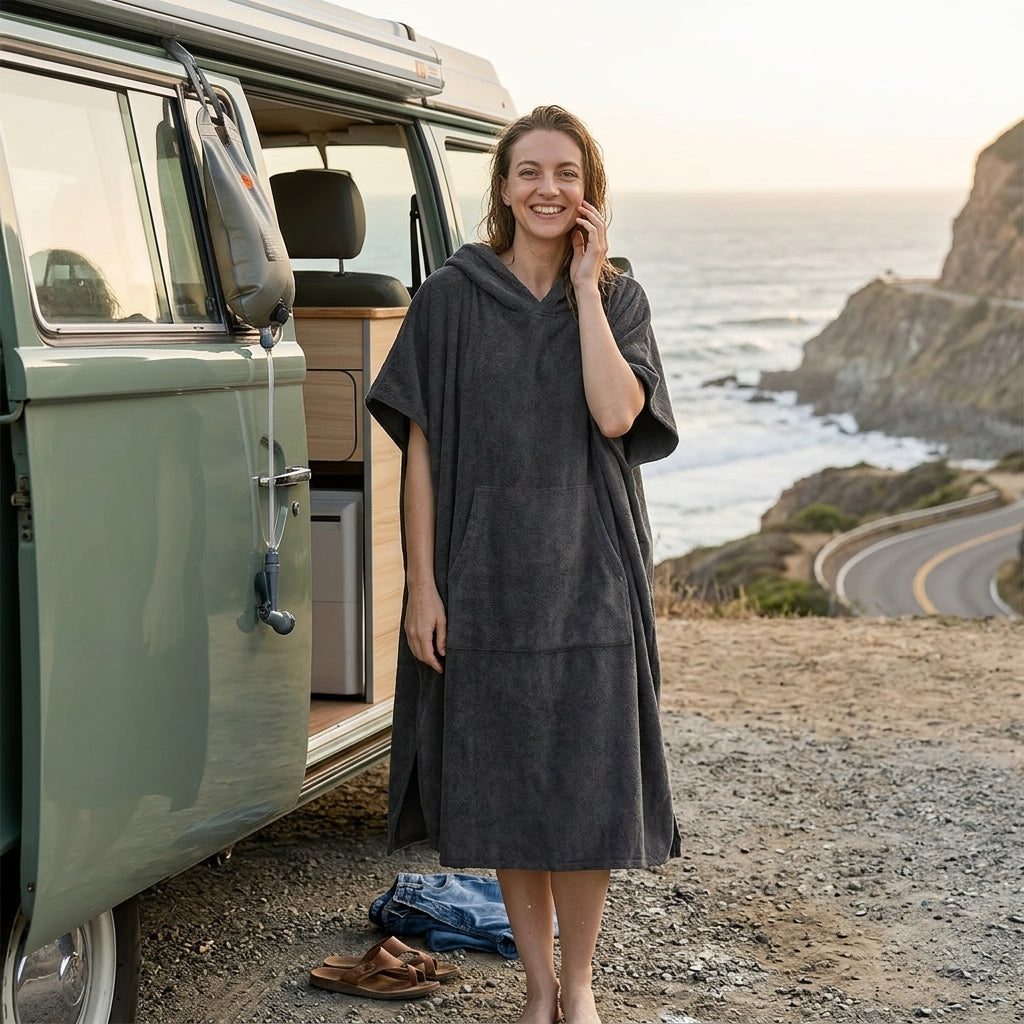 Donkergrijze microvezel surfponcho met capuchon voor strand en reizen