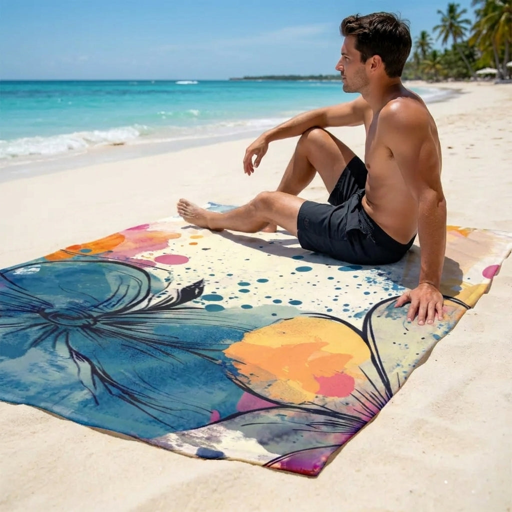 HyDreez microvezel strandhanddoek Coastal Bloom op het zand bij zee