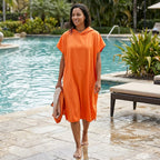 Zonsondergang Oranje BeachFlow poncho met capuchon bij het zwembad