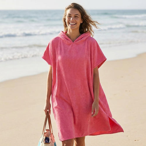 BeachFlow poncho met capuchon in Kustroze op het strand