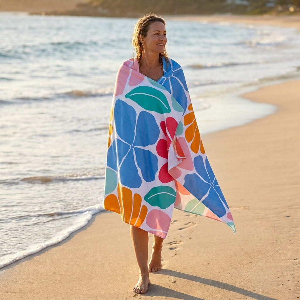 Sunburst Bloom microvezel strandhanddoek met bloemenprint op het strand