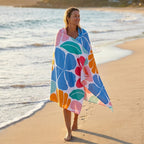 Sunburst Bloom microvezel strandhanddoek met bloemenprint op het strand
