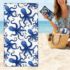 Blue Octopus strandhanddoek en gebruiksbeeld met strandtas